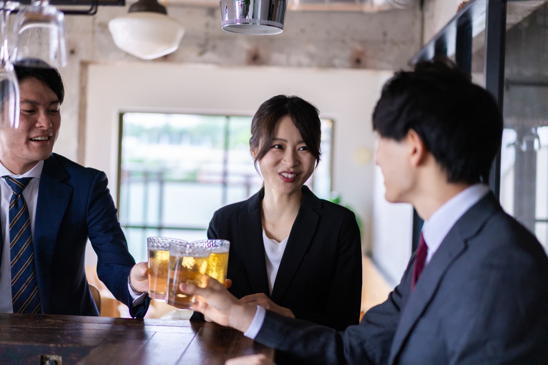 異業種交流会で会話するスーツ姿の人たち