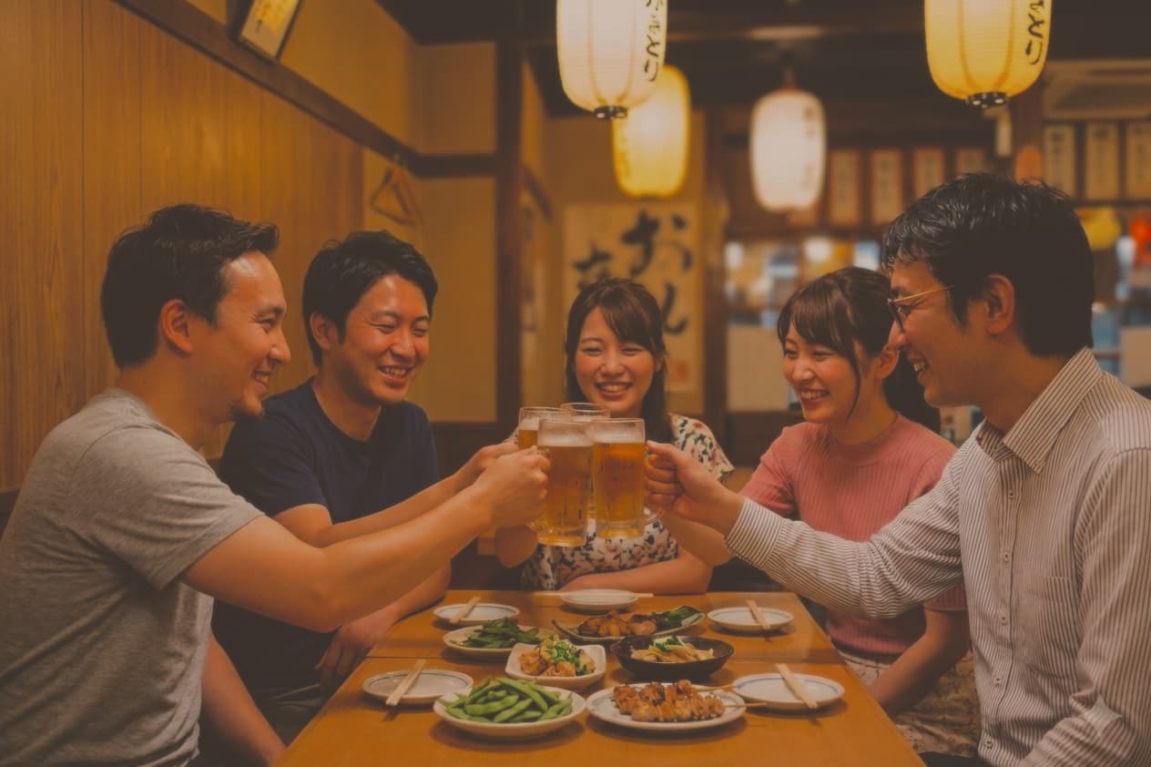 居酒屋で複数人が乾杯するオフ会のイメージ