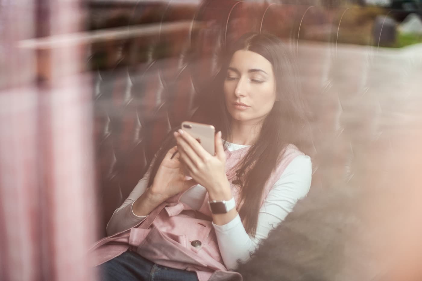 スマートフォンを確認する女性
