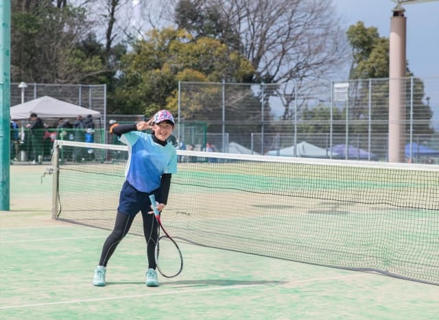 テニスサークルでプレーする人のイメージ