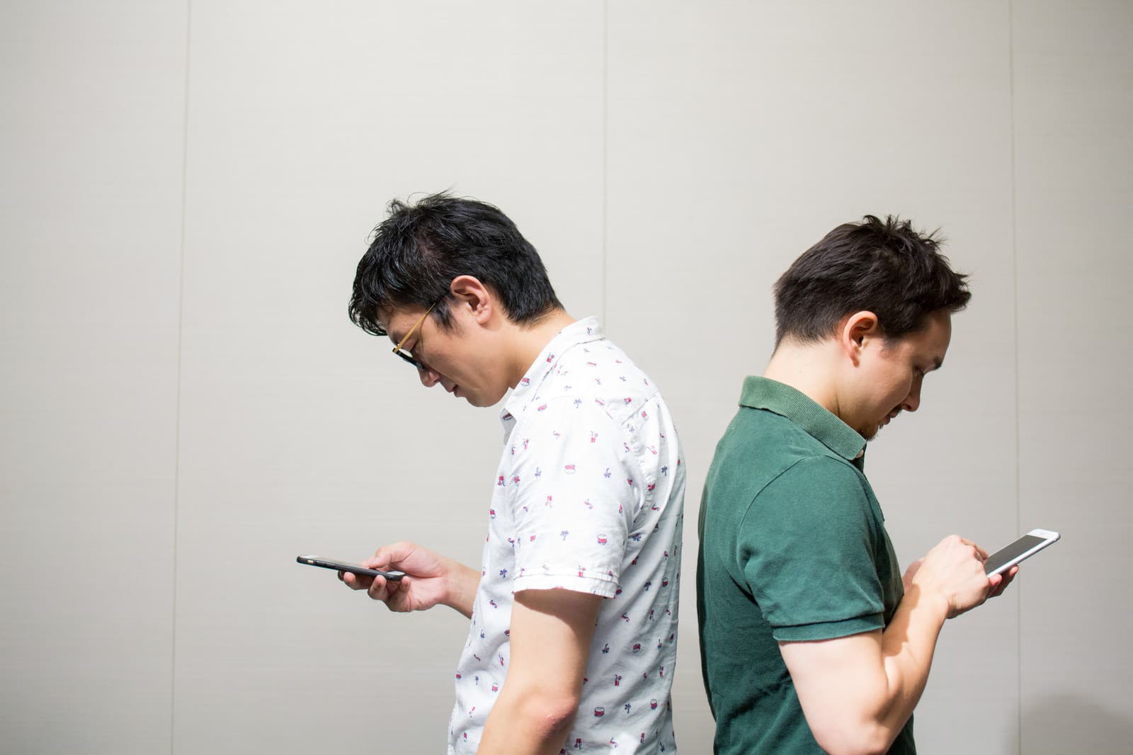 街を歩く社会人の人たち