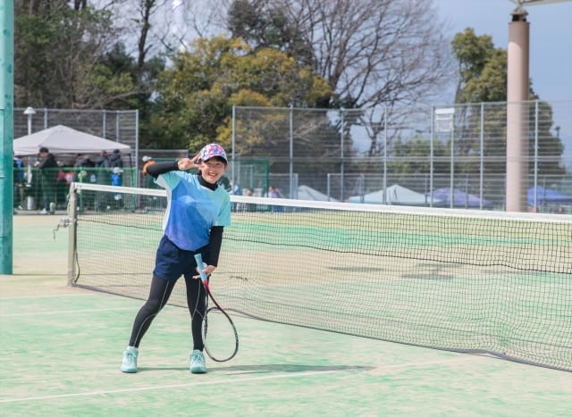 テニスサークルでプレーする人のイメージ