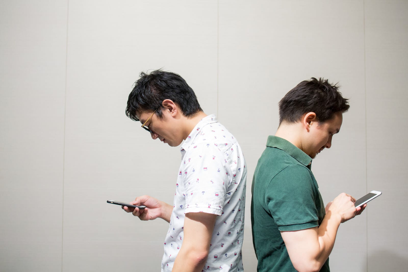 街を歩く社会人の人たち