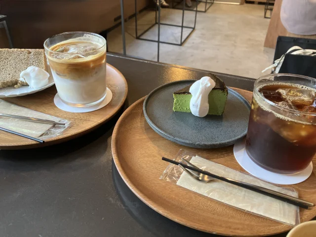 カフェのテーブルに並んだ飲み物とケーキ