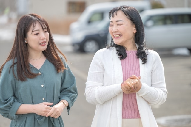 地域で会話する女性二人