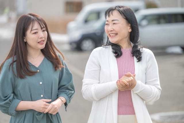 地域で会話する女性二人