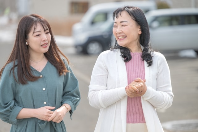 地域で会話する女性二人