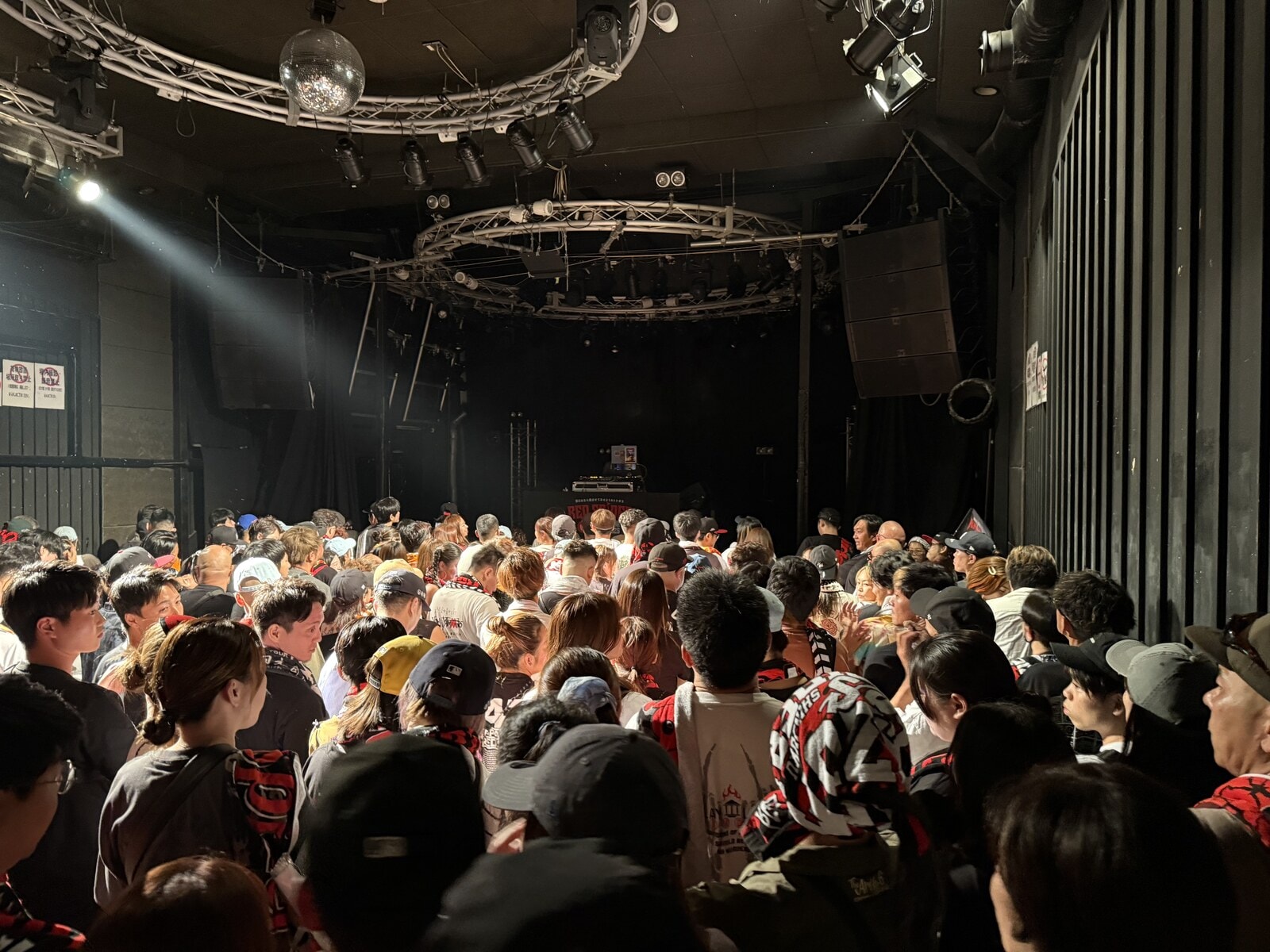 ライブ会場で開演を待つ観客