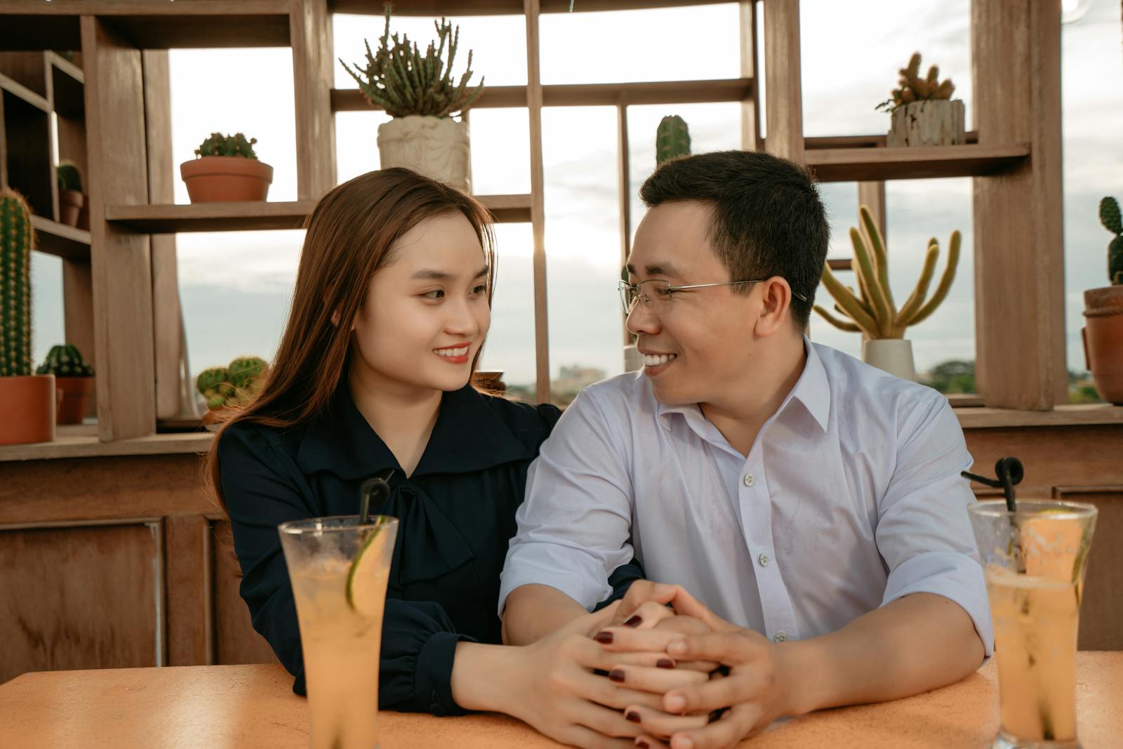 カフェで会話する男女