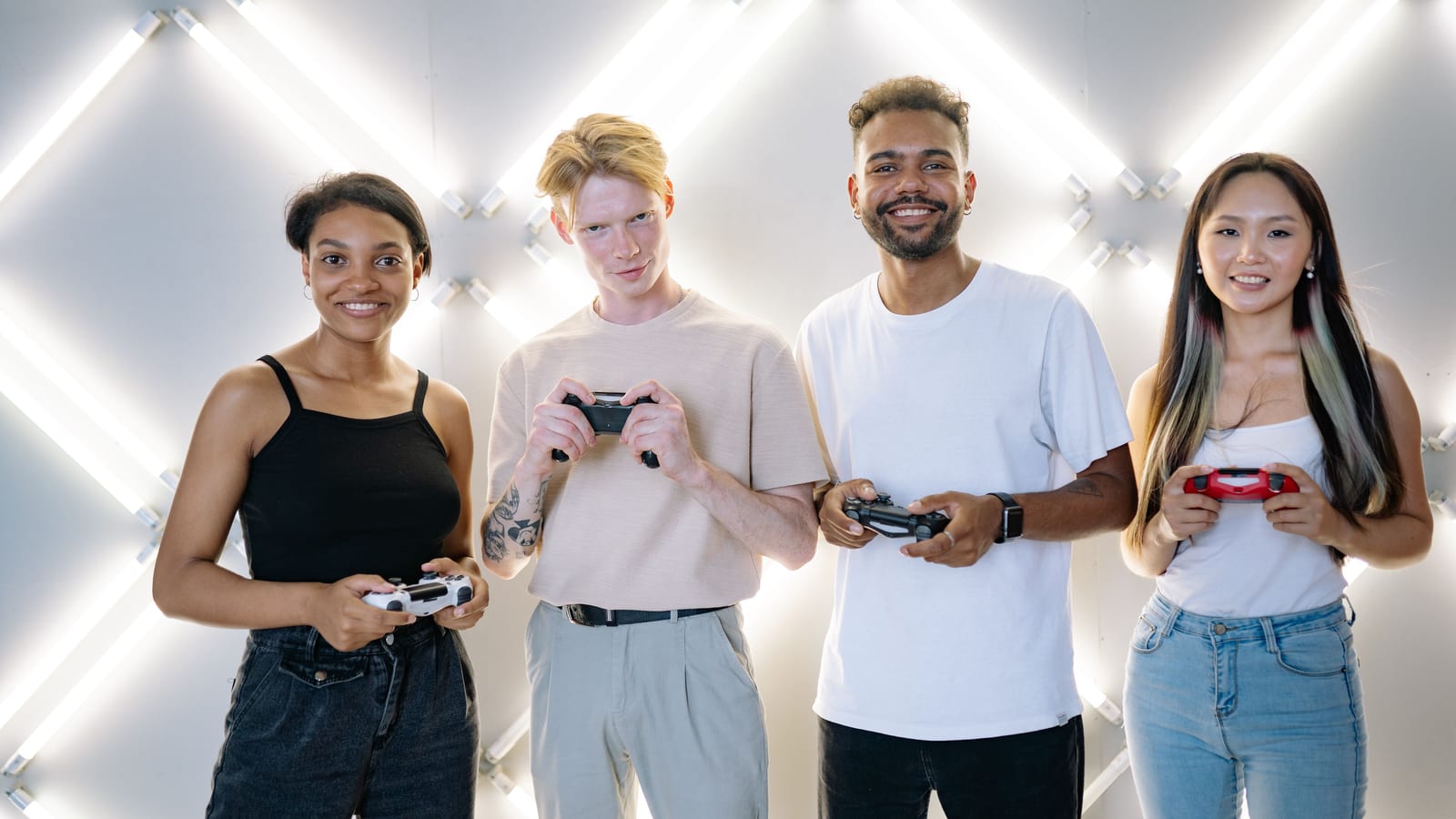 オンラインゲームという共通の趣味でつながる若者たち