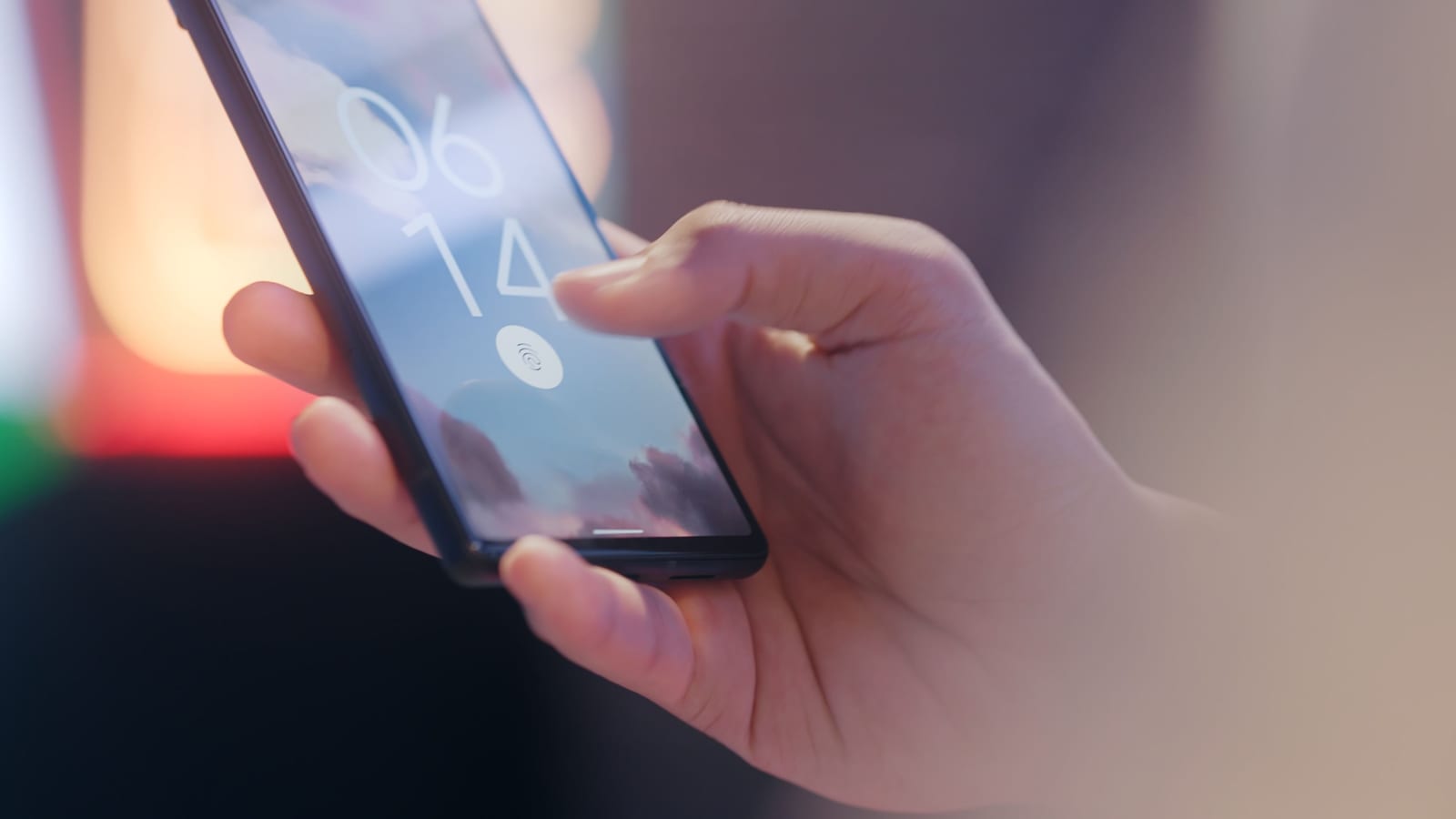 オンライン交流に使うスマートフォンを操作する手元