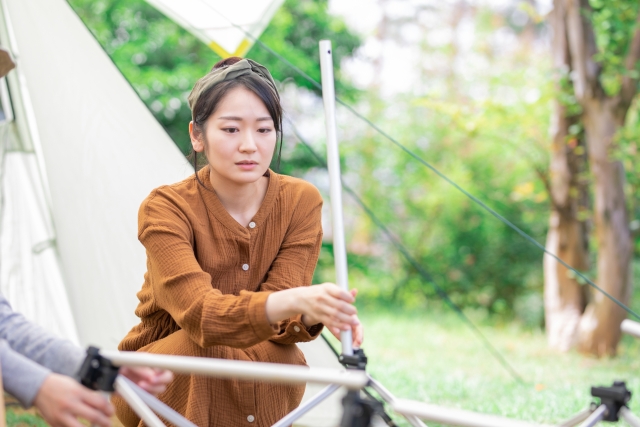 キャンプ道具を一緒に準備する社会人サークルの参加者