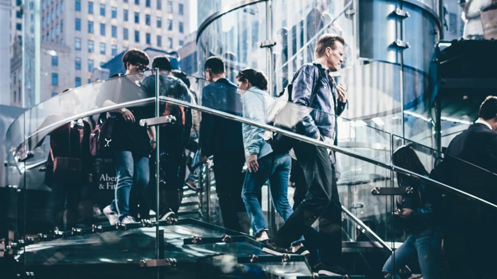 街を歩く社会人の人たち