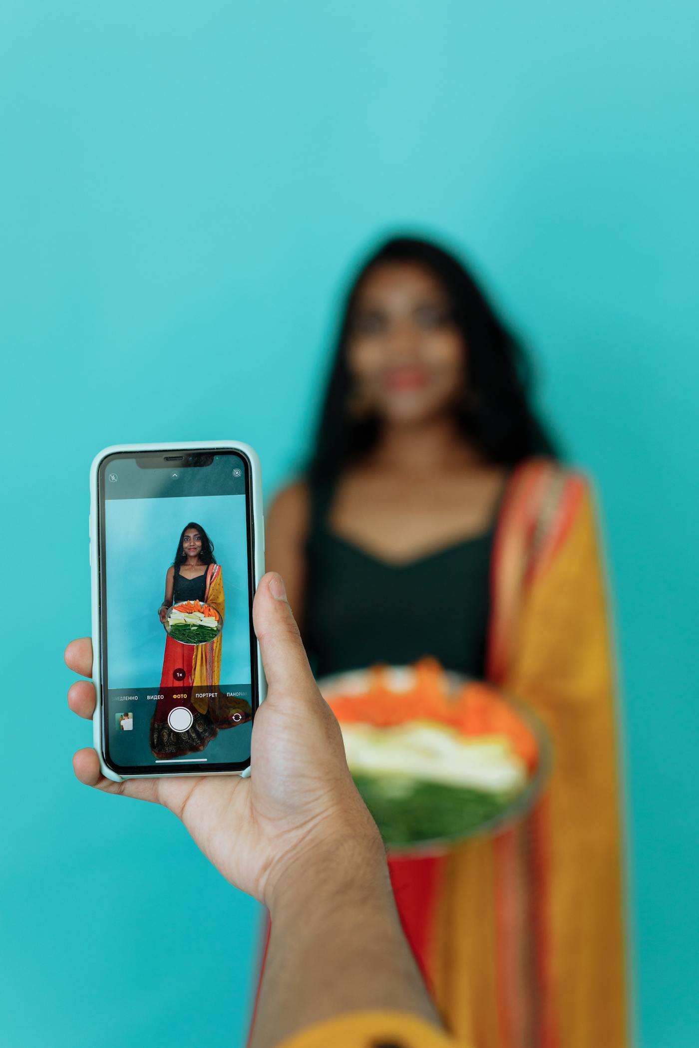 スマートフォンに表示された人物写真